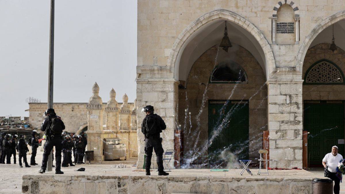 İsrail polisi sabah namazının ardından Mescid-i Aksa'ya baskın düzenledi