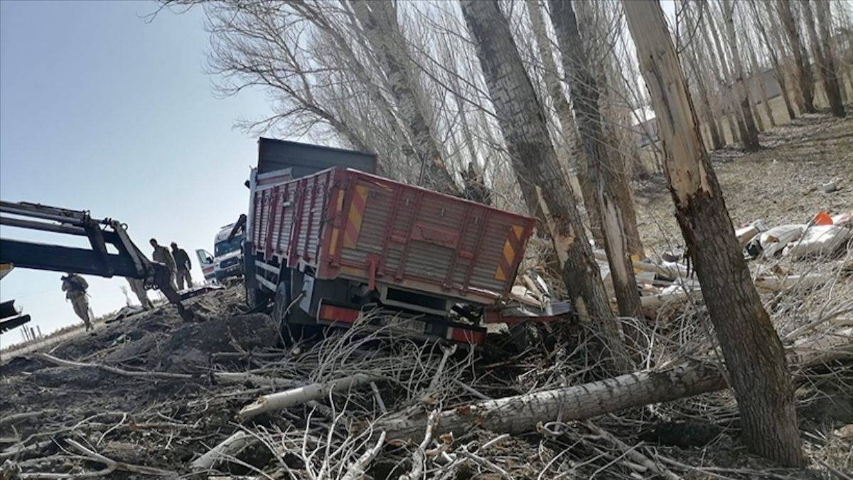 Ağrı'da feci kaza! 4'ü aynı aileden 5 kişi hayatını kaybetti