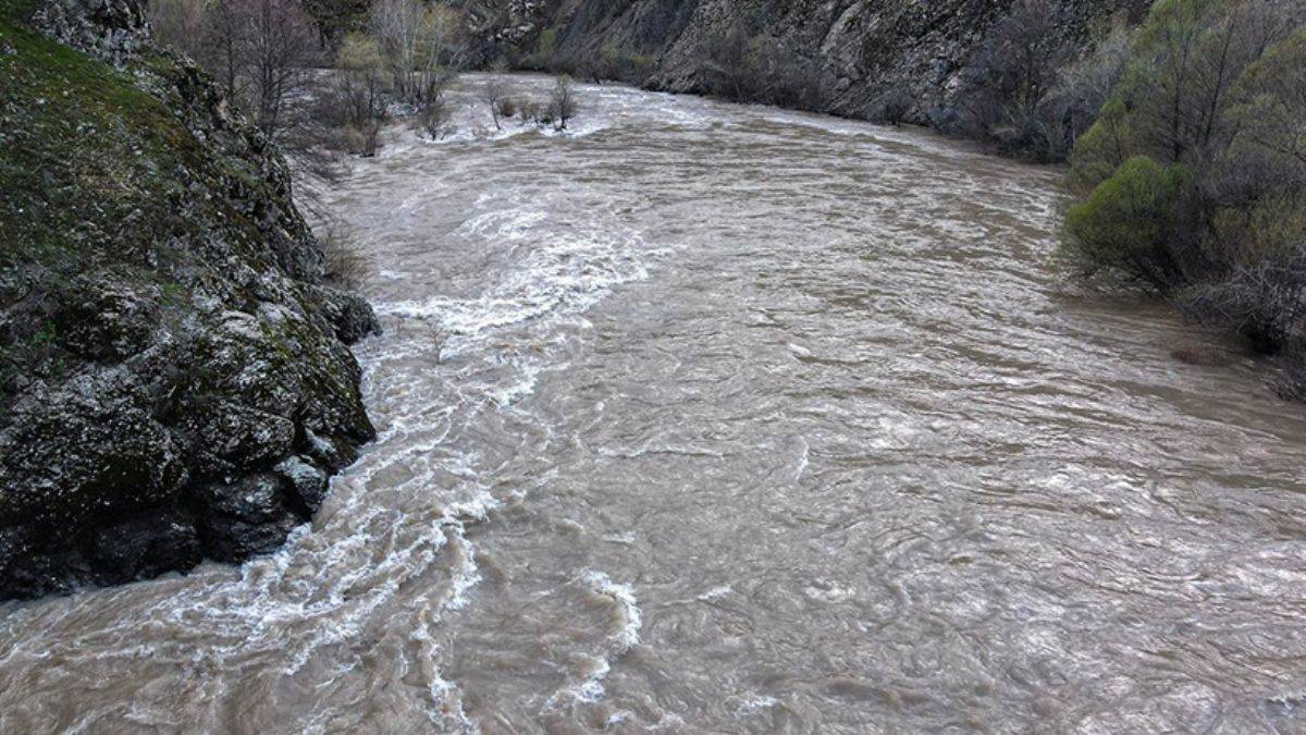 Munzur Çayı'nda tehlikeli yükseklik: 'Uzak durun' uyarısı