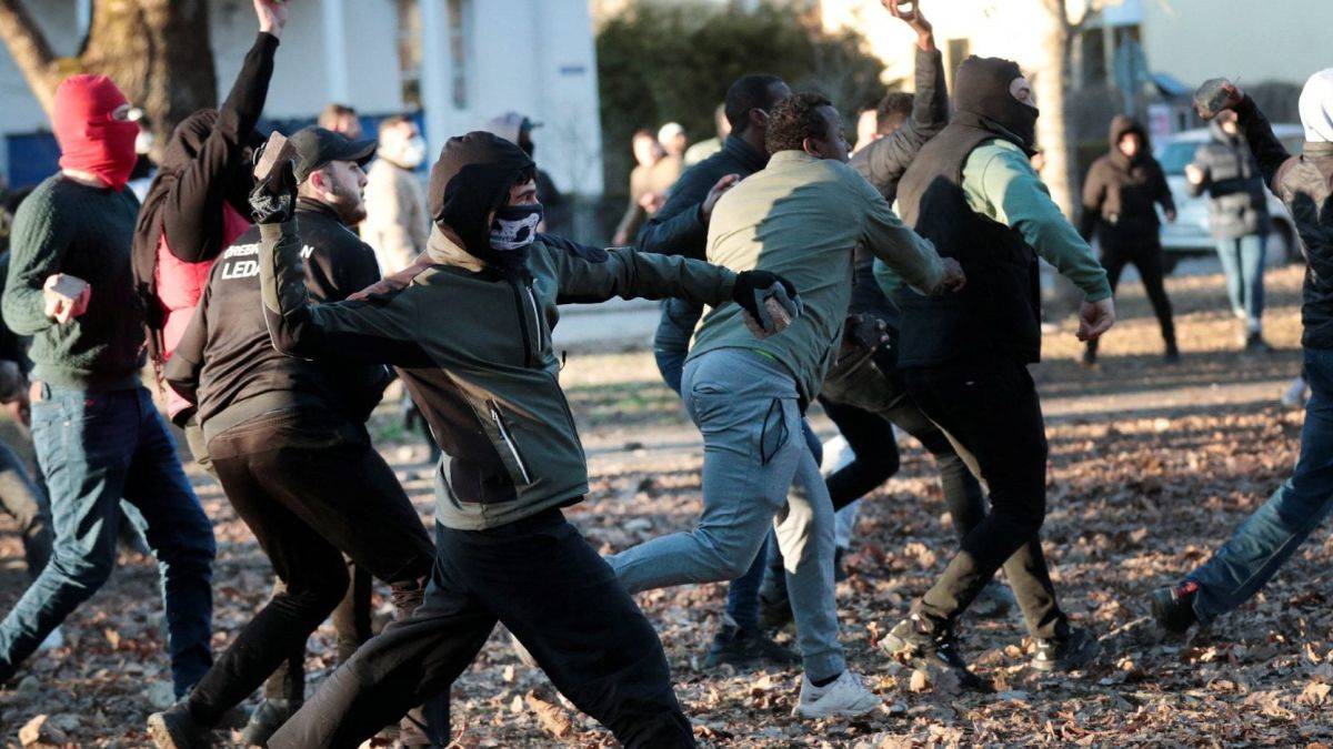 İsveç'te 'Kur'an yakma' eylemi: Bazı polislerin kolları kırıldı