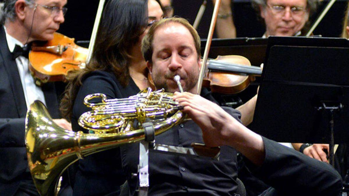 Ayak parmaklarıyla nota basan sanatçı Felix Klieser, Adana'da konser verdi