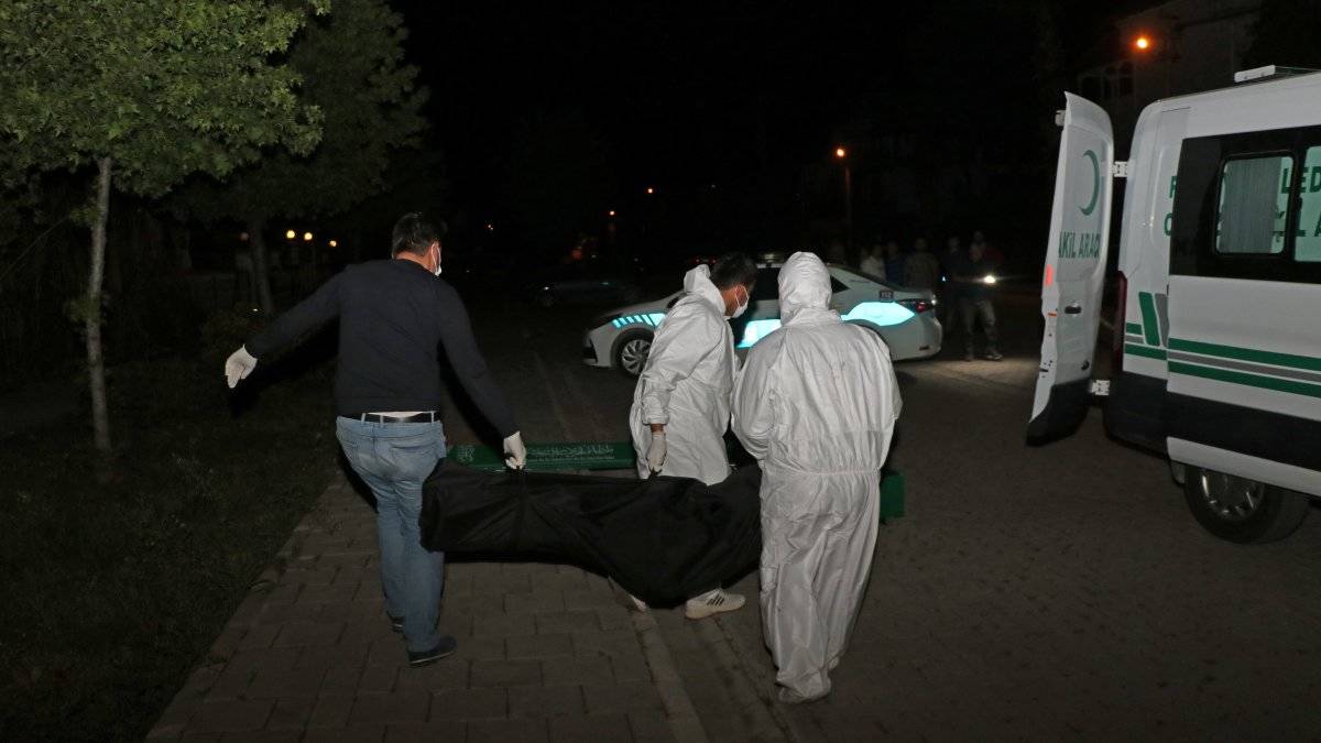 Ev arkadaşını çekiçle öldürdü