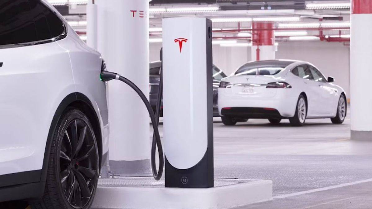 Elon Musk duyurdu: Tesla araçlar evlerdeki prizlerden şarj edebilecek