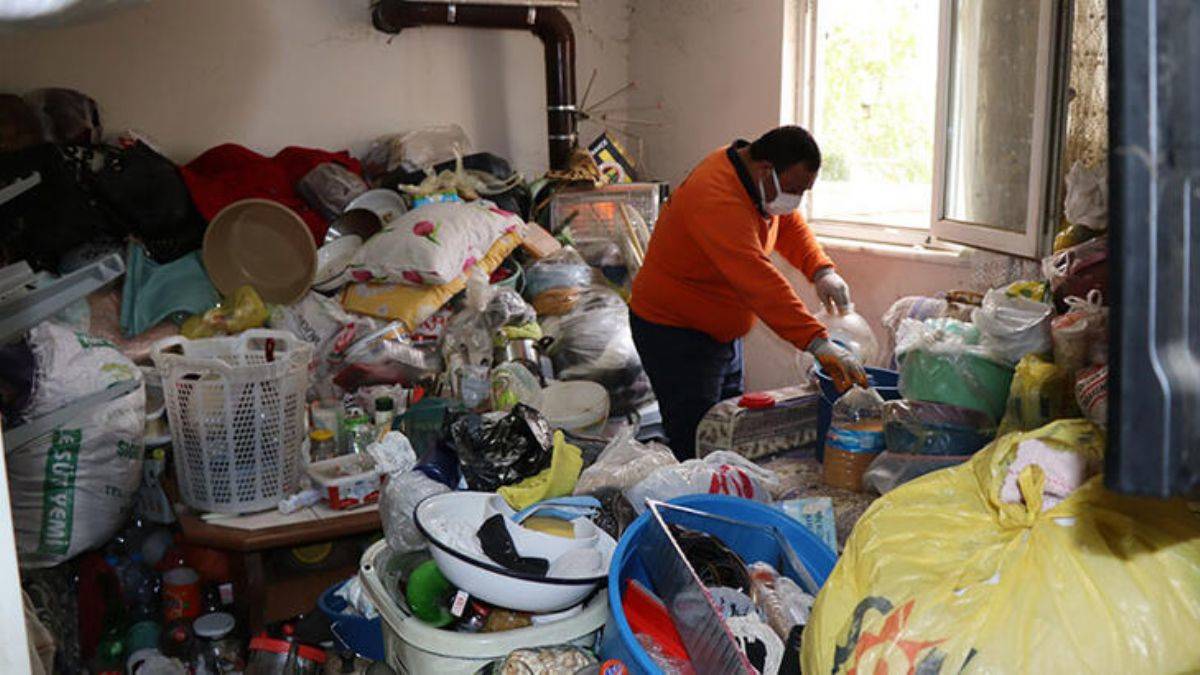 Evinden 4 kamyon çöp çıktı