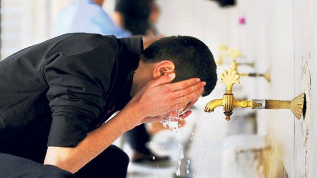 Abdest alırken su yutmak orucu bozar mı? Yanlışlıkla su yutmak orucu bozar mı Diyanet? Boğaza su kaçması orucu bozar mı?