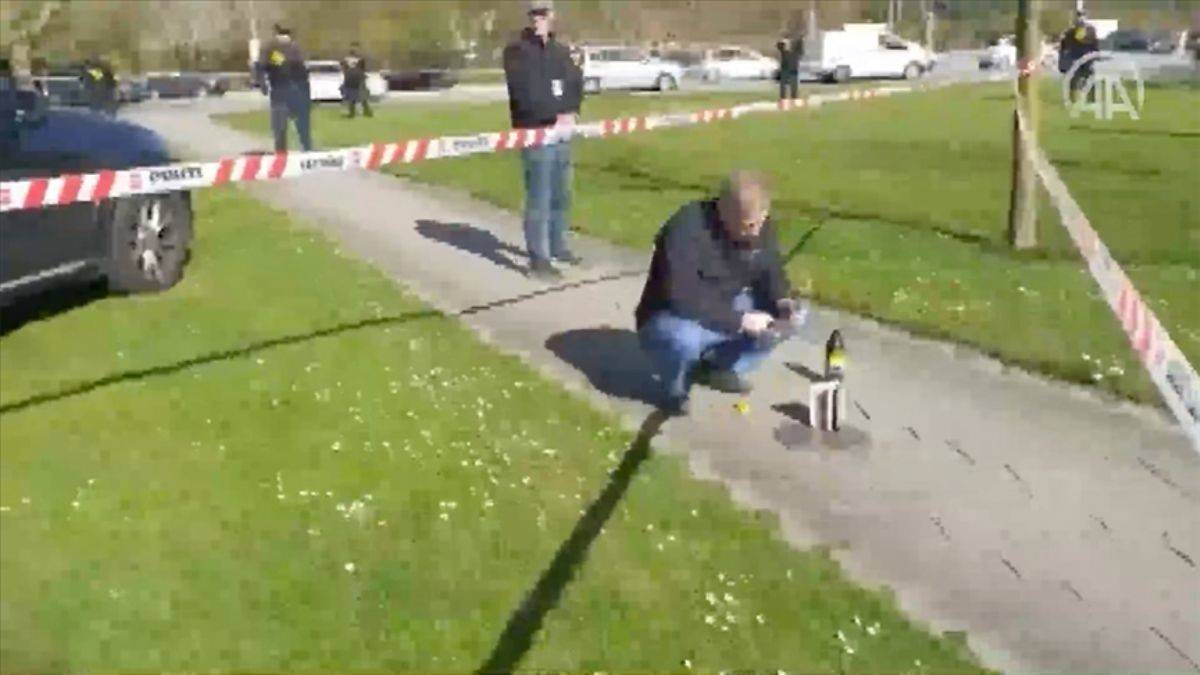 Polis korumasında Kuran-ı Kerim yaktı!