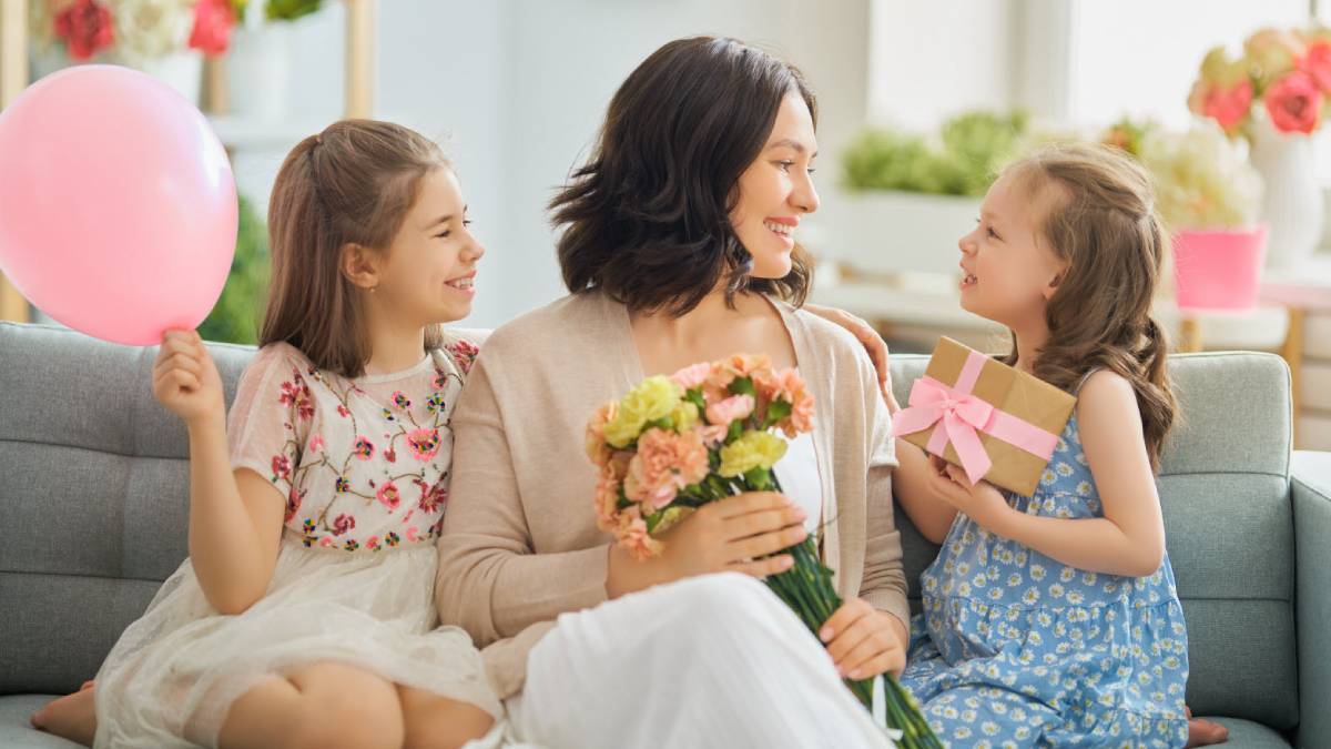Anneler Günü kutlamak günah mı? Anneler Günü kutlamak caiz mi, haram mı? Anneler Gününde hediye almak günah mı?