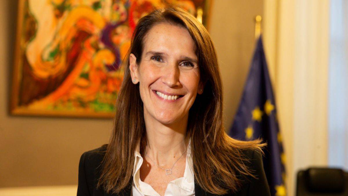 Hasta eşiyle ilgilenmek için bakanlık görevinden ayrıldı