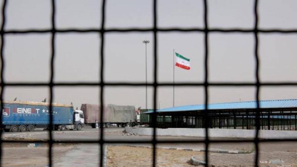 İran, Taliban'a tepki olarak sınırı geçici olarak kapattı