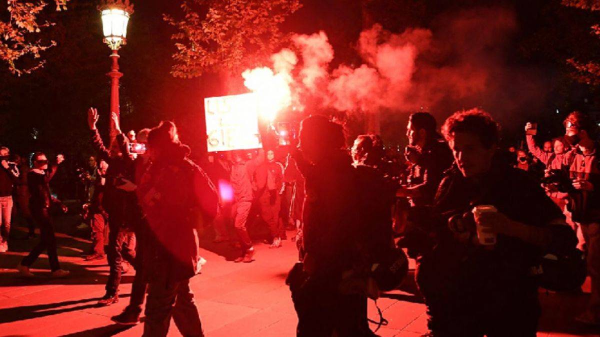 Macron’un zaferi sonrası Fransa sokakları savaş alanına döndü!