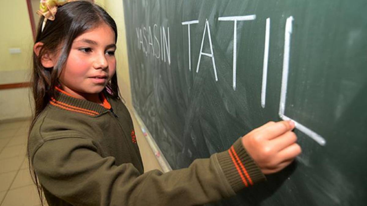 Bayramda öğrencilere kaç gün tatil? 2022 Ramazan bayramı tatili (Üniversite-lise-ortaokul-ilkokul) 9 gün mü? Okullarda tatil kaç gün? Okullar hangi gün açılacak?