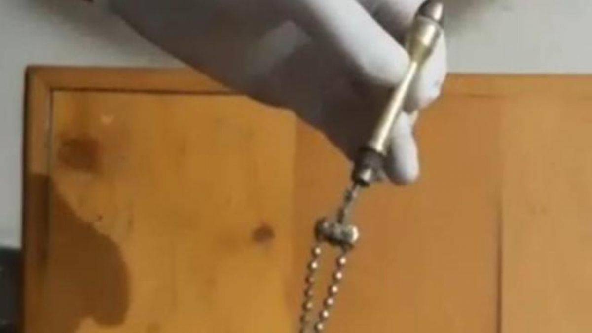 Boynunda kolye görünümlü kalem silahla yakalandı