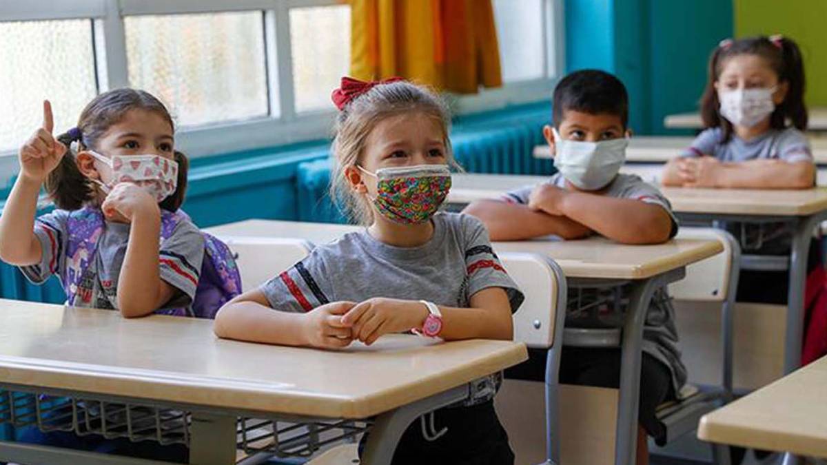 Okullarda maske yasağı kalktı mı? Okullarda maske takma zorunluluğu kalktı mı? İlkokul, ortaokul, lisede derse maskesiz girilir mi? Maske yasağı nerelerde kalktı?