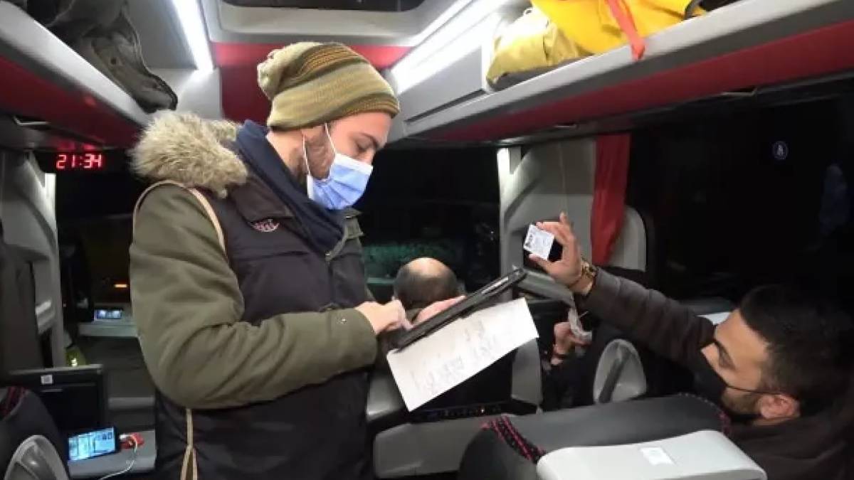 Şehirler arası otobüs seferlerinde maske yasağı kalktı mı? Yolcu otobüslerinde maske zorunluluğu kalktı mı? Şehirler arası otobüslerde maske yasağı var mı?