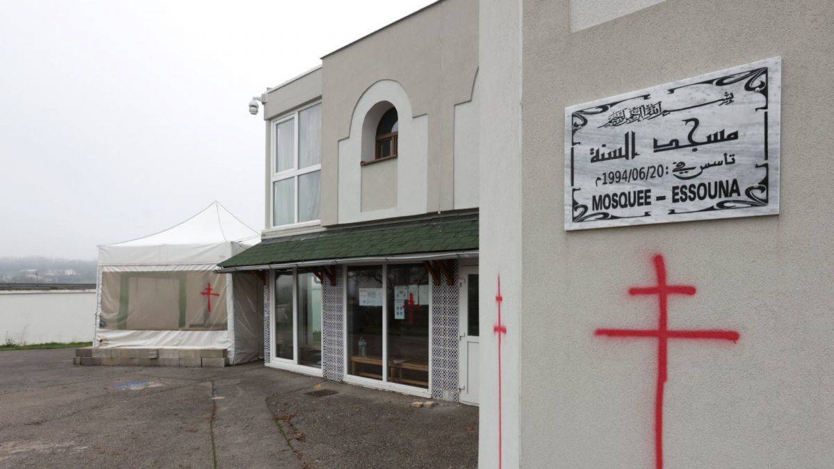 Fransa'da camilerin duvarına haç çizen sanığa ceza