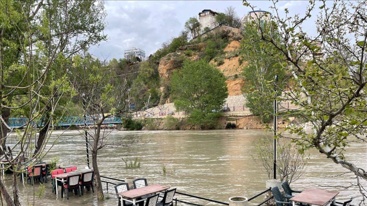 Munzur Çayı taştı, bazı mekanları su bastı
