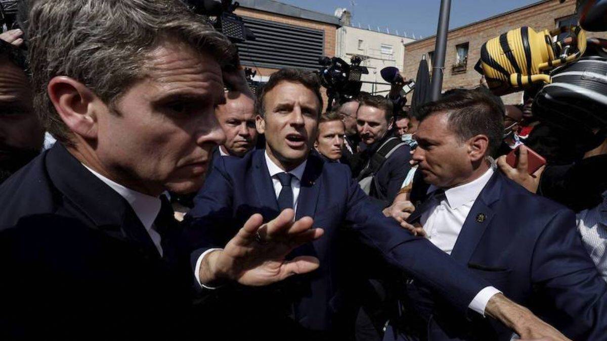 Macron'a domatesli saldırı