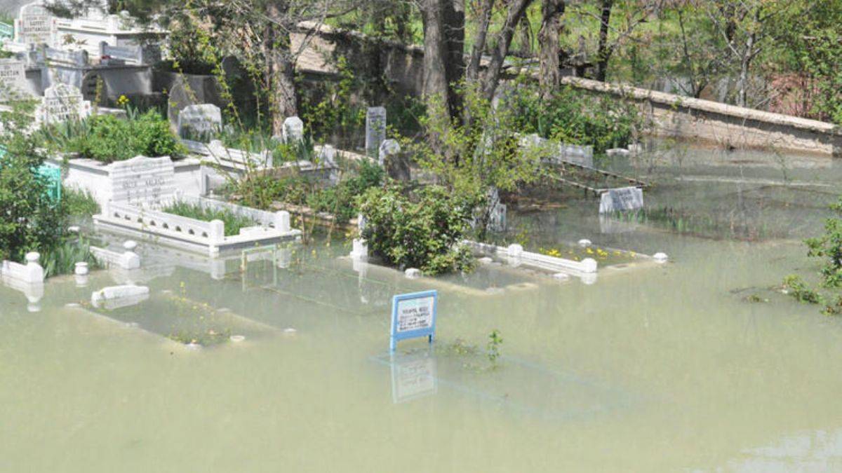 Bayram öncesi üzen manzara; mezarlık suyla doldu