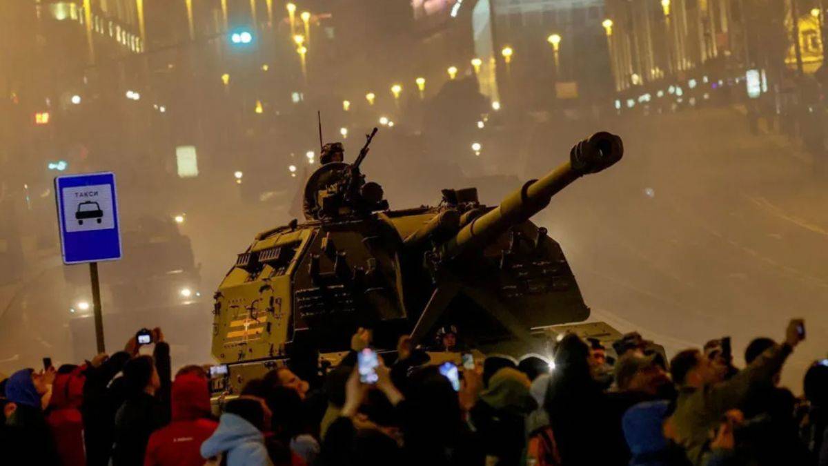 Rusya'dan gövde gösterisi! Rus askeri araçları meydanlarda