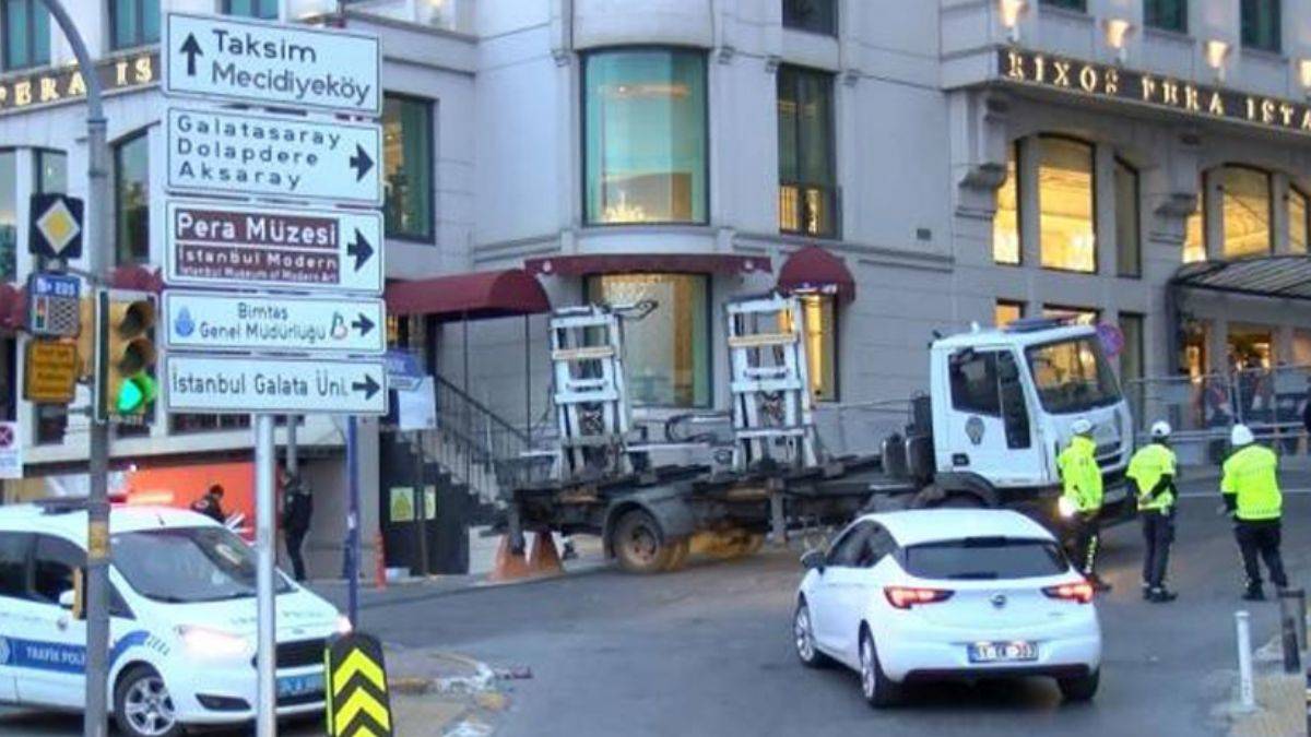 Polisten ''1 Mayıs'' önlemi: Taksim Meydanı'na çıkan yollar kapatıldı