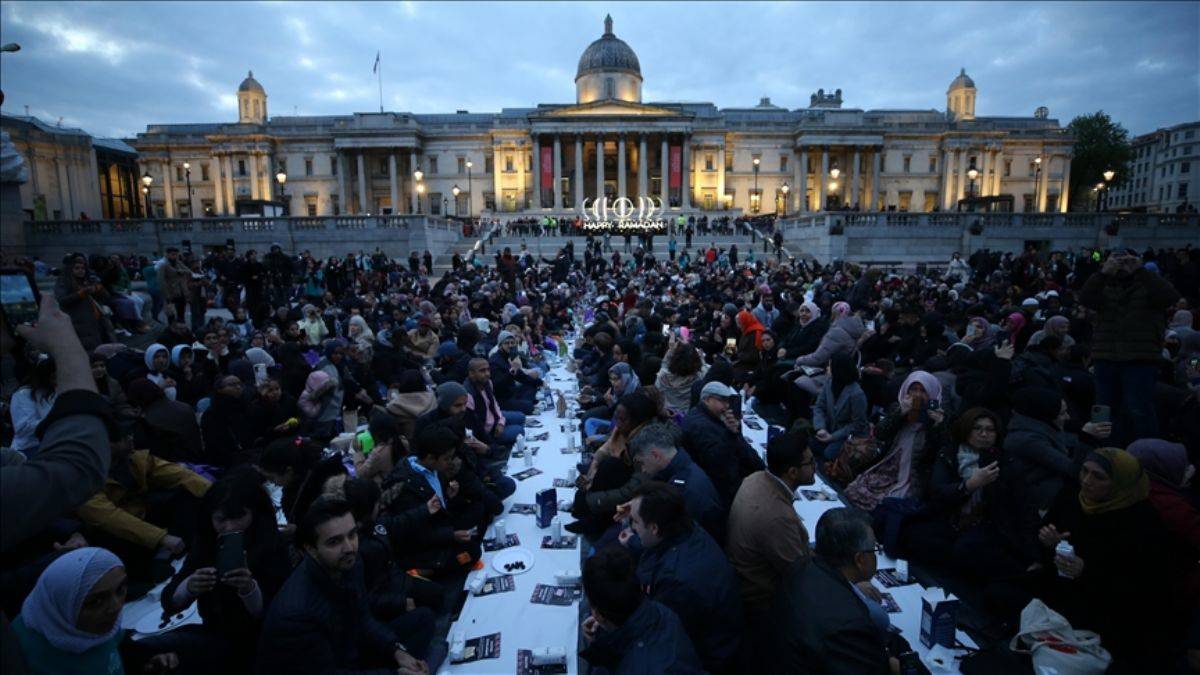 Londra'nın Trafalgar Meydanı'nda iftar rekoru