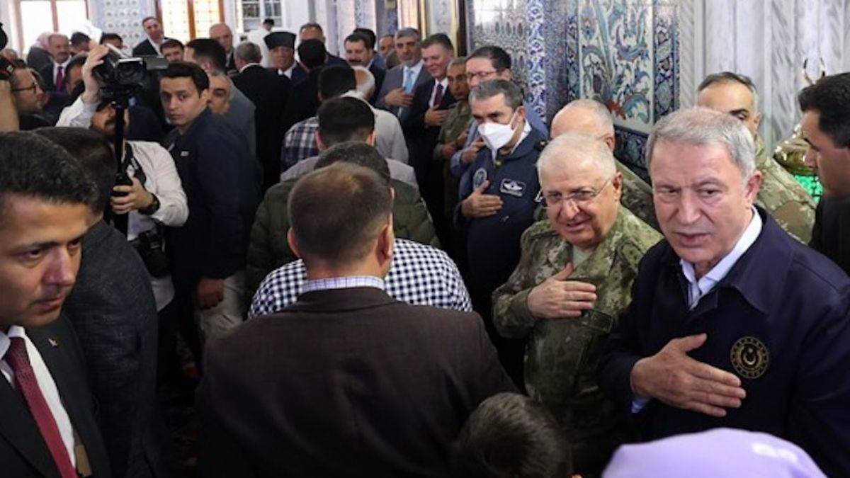 Akar ve TSK komuta kademesi bayram namazını Şanlıurfa'da kıldı