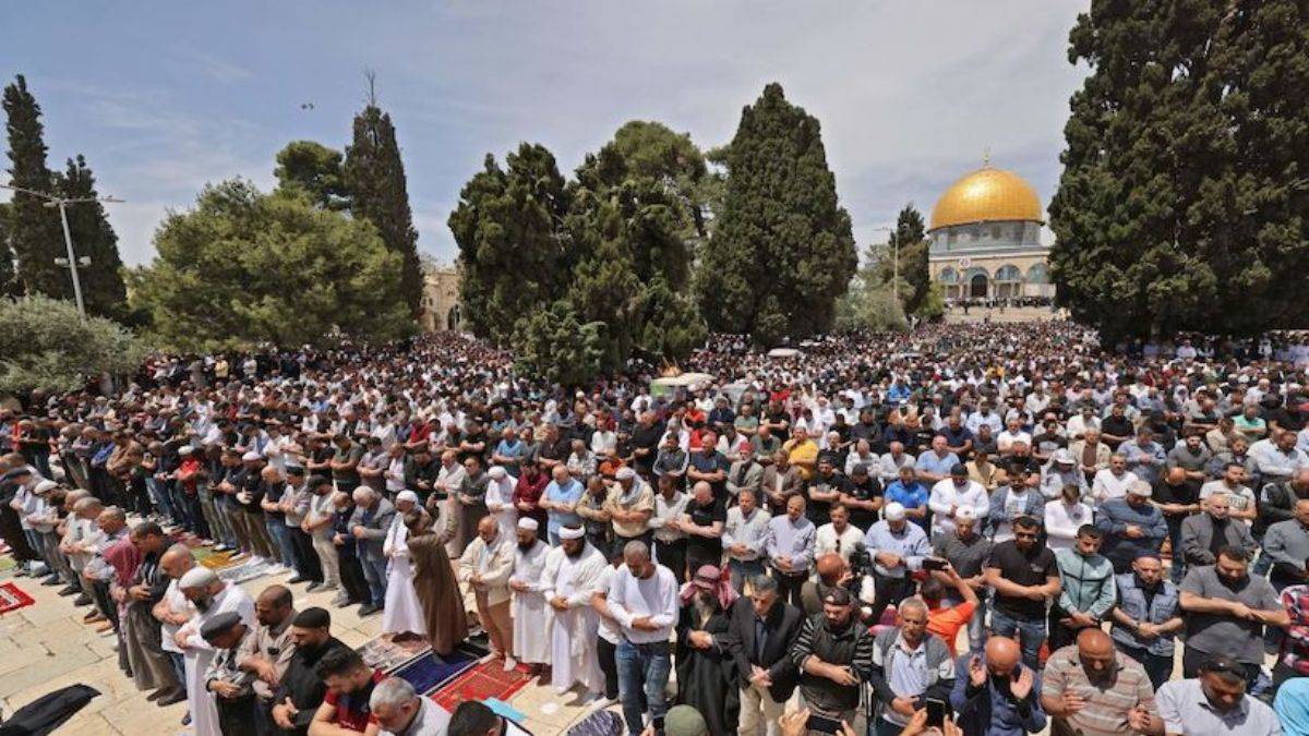 Mescid-i Aksa'da 200 bin kişi bayram namazını kıldı