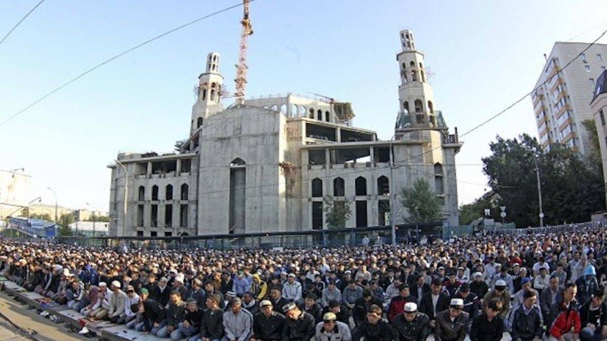 Rusya'da Müslümanlar bayram namazında camilere sığmadı