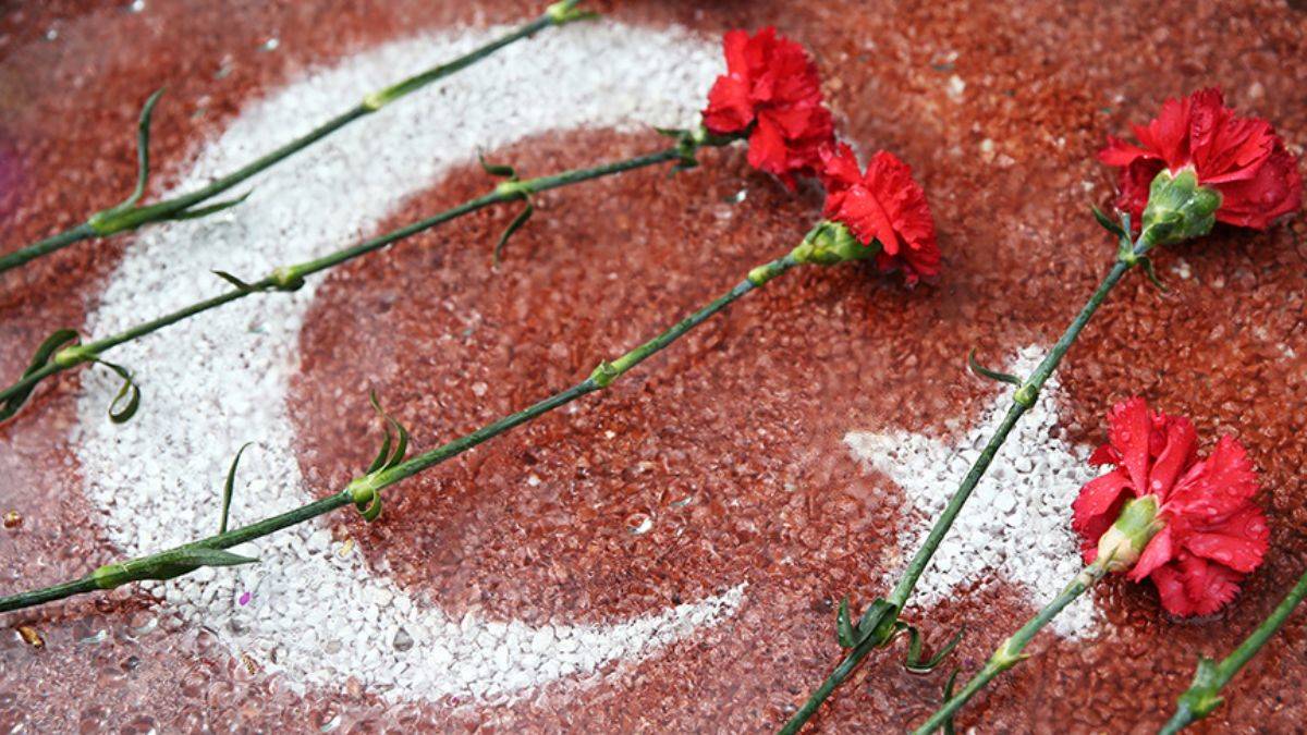 Şehitliklerde hüzünlü bayramlaşma