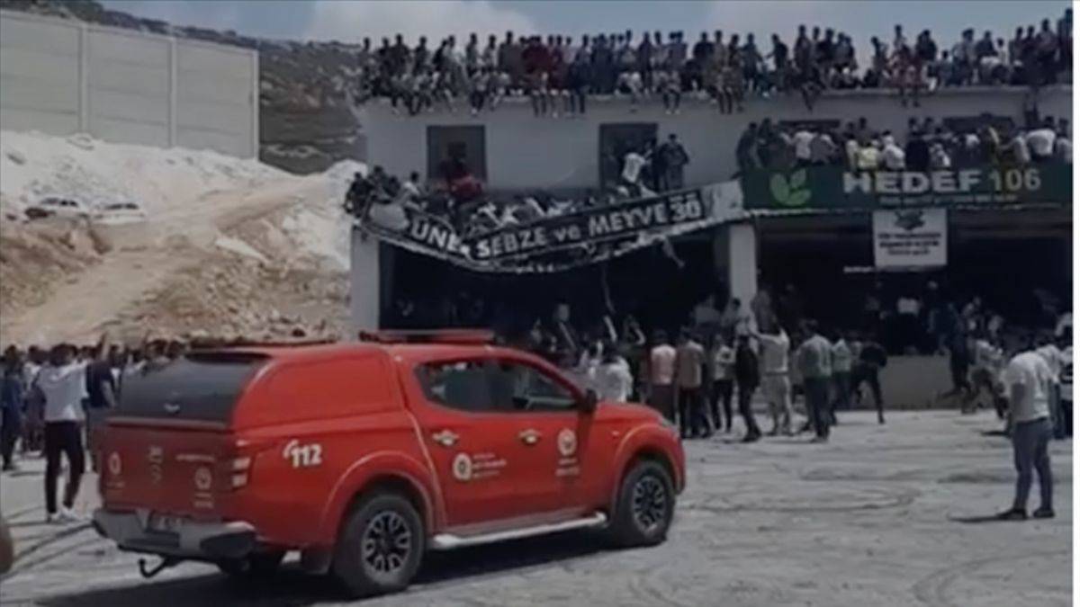 Drift festivalinde üst üste kaza; balkon ve platform çöktü, araçta yangın çıktı