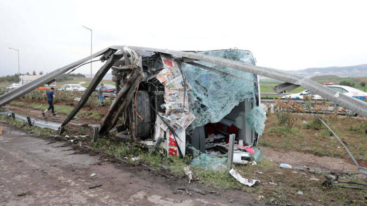 TIR'la çarpışan yolcu otobüsü devrildi: 14 yaralı