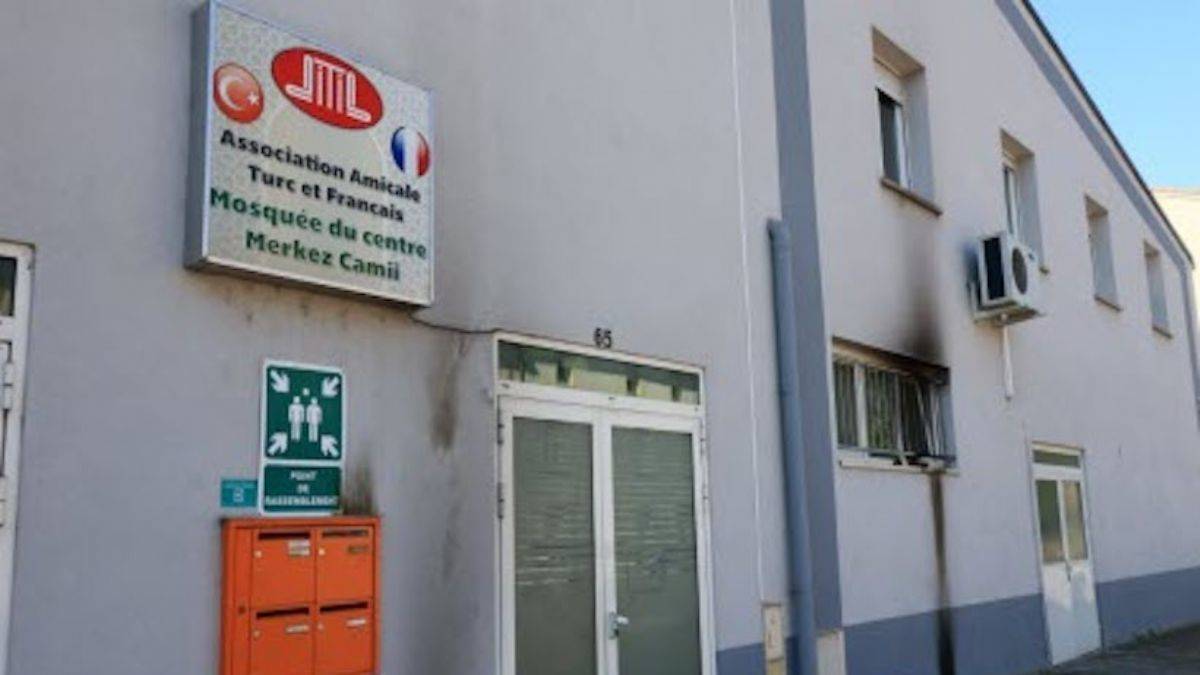 Fransa'da DİTİB'e bağlı cami kundaklandı