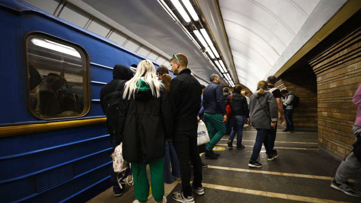 Sığınak olarak kullanılan Kiev'deki metrolarda ulaşım yeniden faaliyette