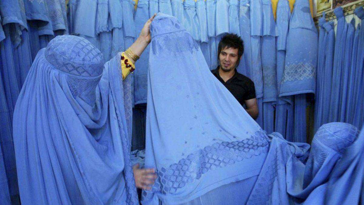 Afganistan'da halka açık yerlerde burka giymek zorunlu oldu