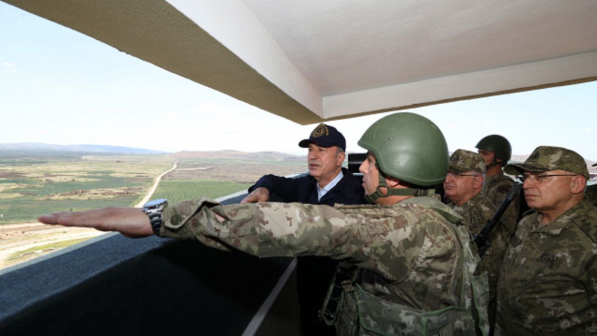 Bakan Akar komutanlarla sınırın sıfır noktasında