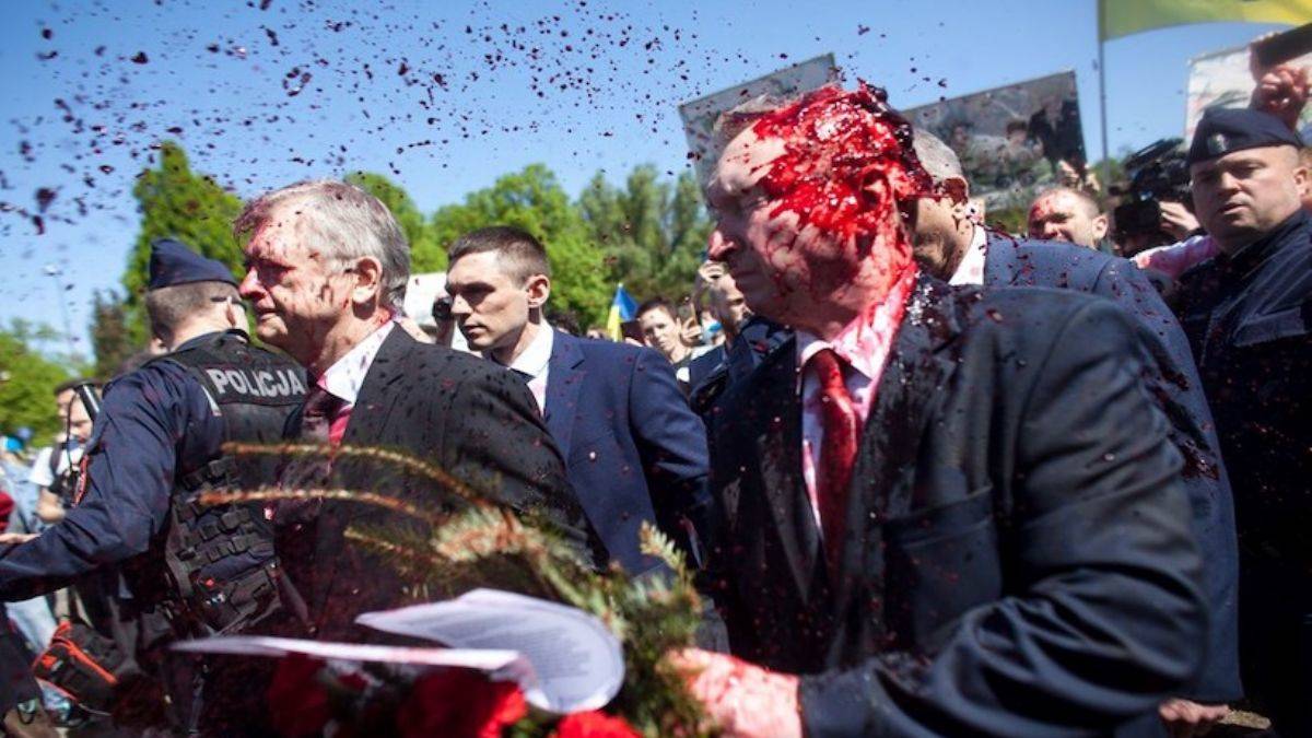 Rus büyükelçiye kırmızı boyalı protesto