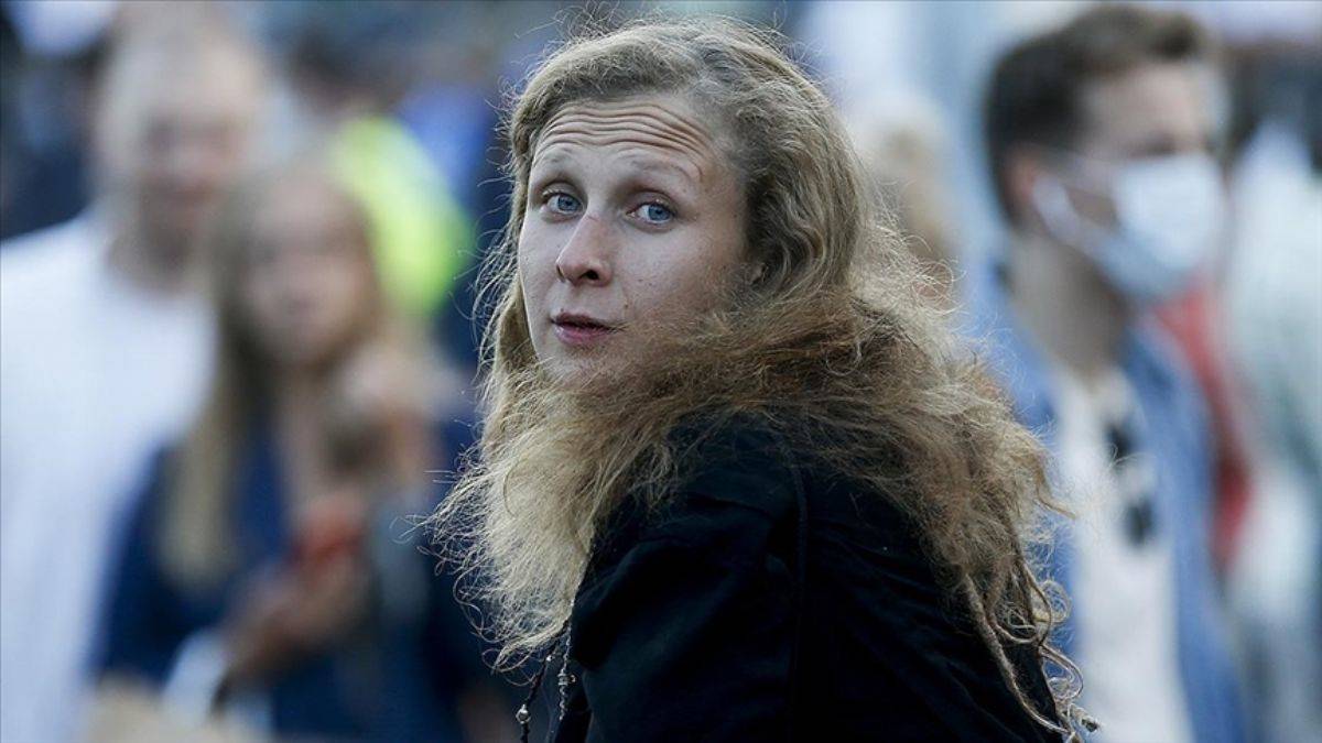 Rus rockçı kurye kılığında Rusya'dan kaçtı