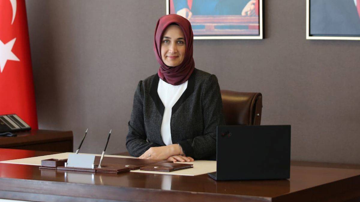 Türkiye'nin ilk başörtülü valisi oldu