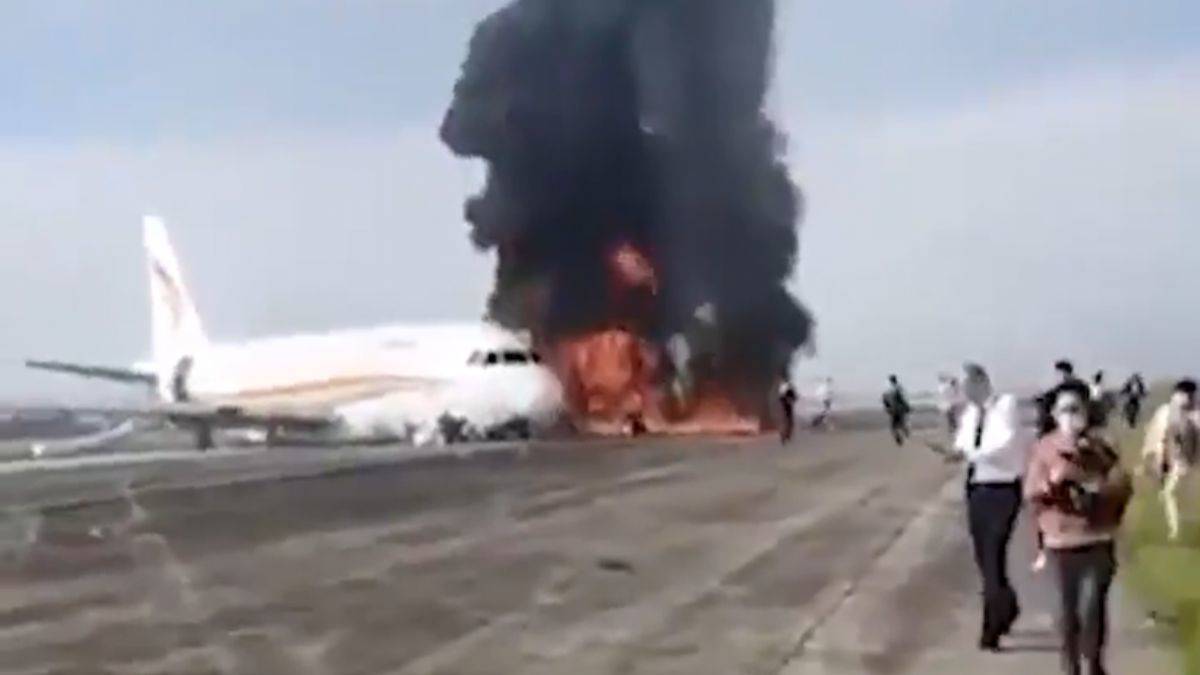 Yolcu uçağı kalkış sırasında alev aldı