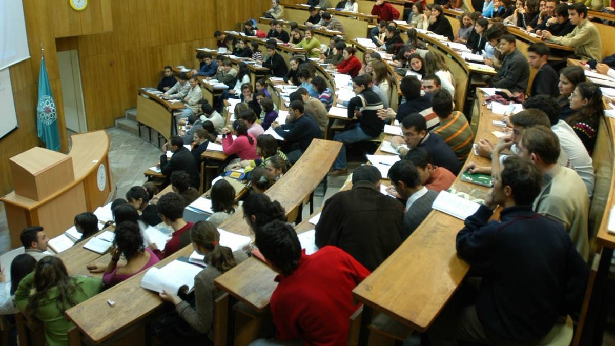 2 yıllık üniversite öğrencilerine af var mı? Önlisans için af gelecek mi? 2022 öğrenci affı 2 yıllık bölümler için geçerli mi?