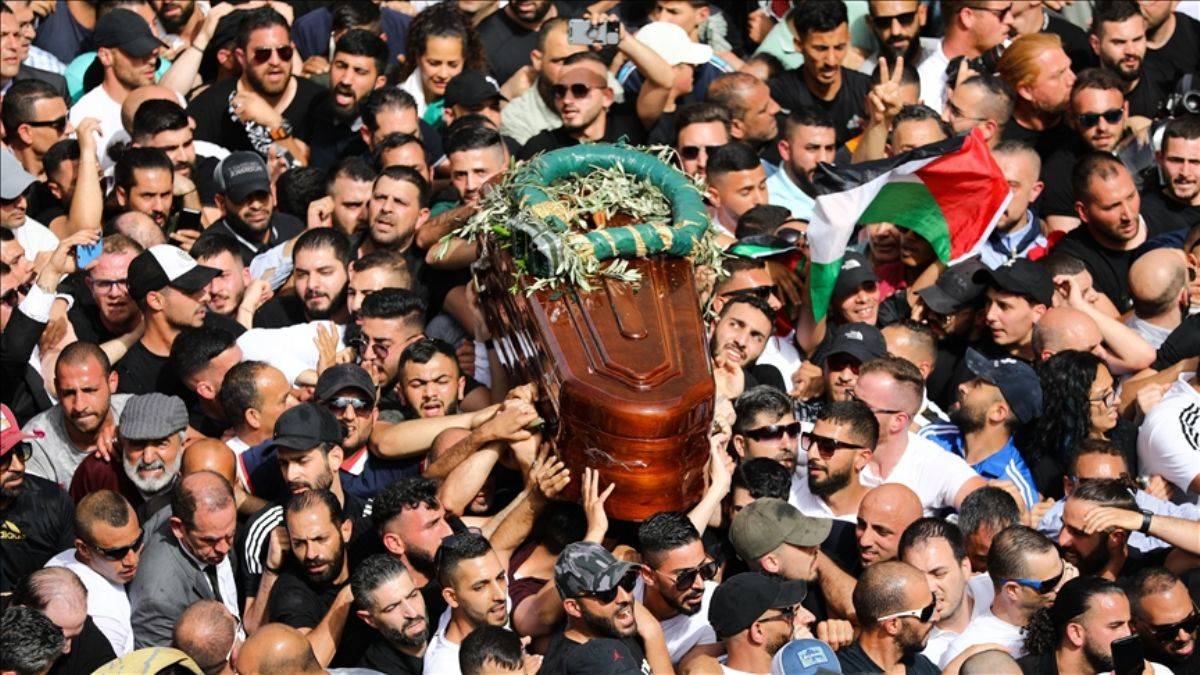 Filistinli kadın gazetecinin cenazesine on binlerce kişi katıldı