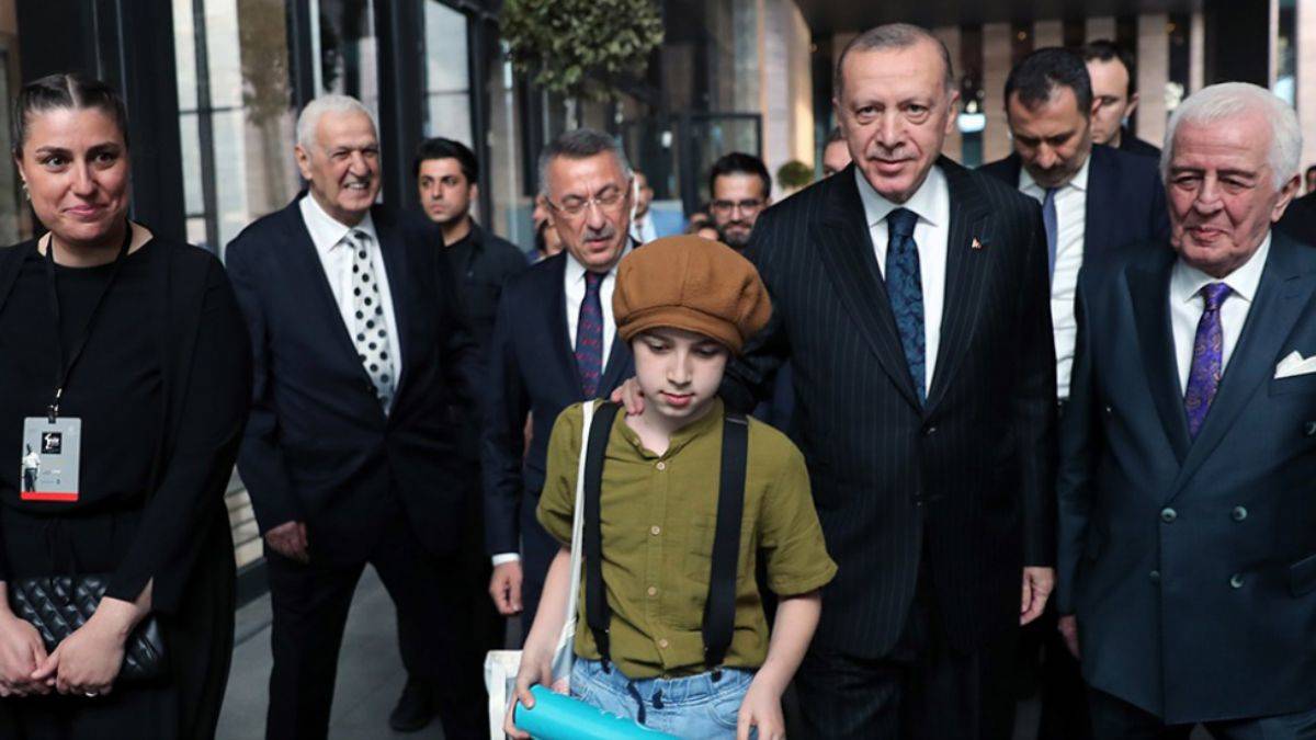 Cumhurbaşkanı Erdoğan, 'Bir Şiir Bir Hayat-Zindandan Mehmed'e Mektup Sergisi''ni gezdi