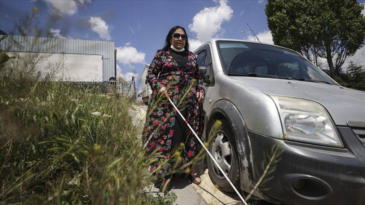 Kaldırımlara park edilen araçlar engellilere 'barikat' oluyor