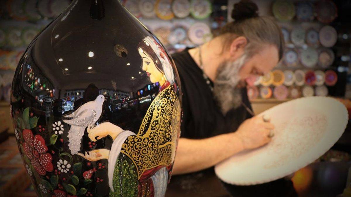 Kütahyalı çini ustası eserlerini resim ve gravürle zenginleştiriyor