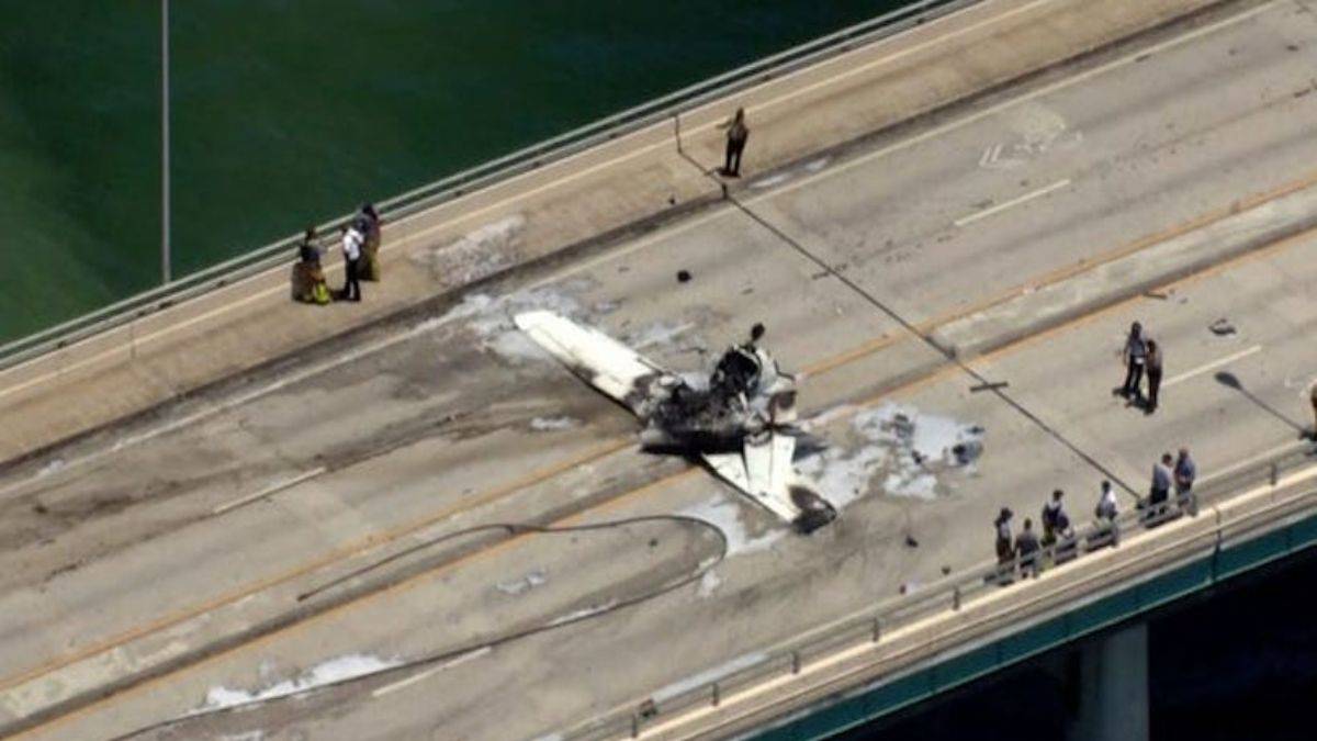 ABD'de uçak köprüye düştü