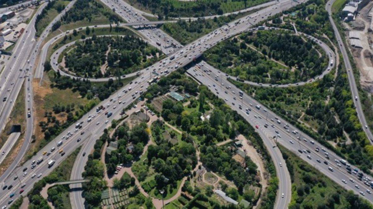 Otoyol kavşağındaki ilk ve tek botanik bahçesi ziyaretçilerini bekliyor