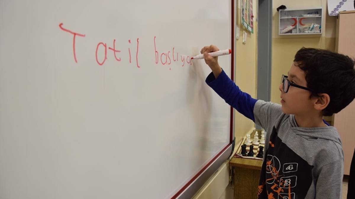 İlkokul-ortaokul-lise karneler ne zaman verilecek? Yaz tatili ne zaman, hangi gün başlayacak? Okullar ne zaman kapanacak? Yaz tatiline kaç gün var?