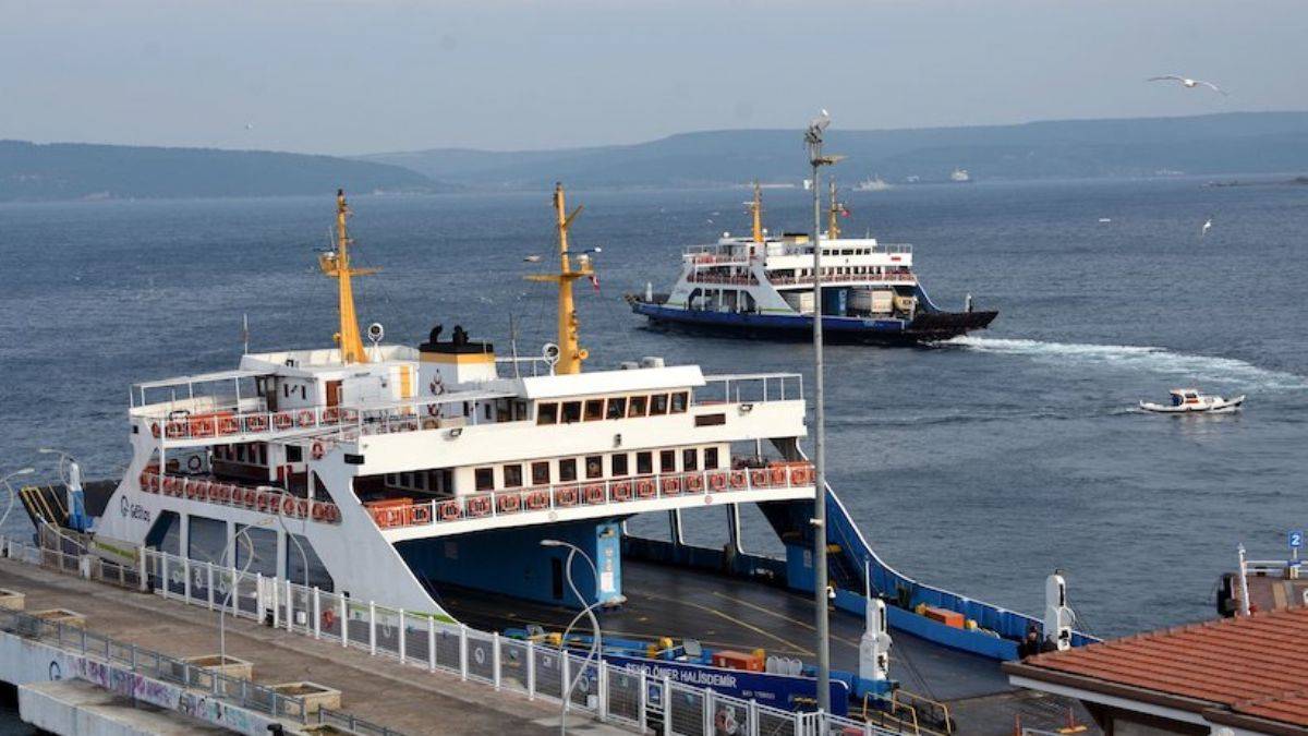 Gökçeada feribot seferlerine fırtına iptali