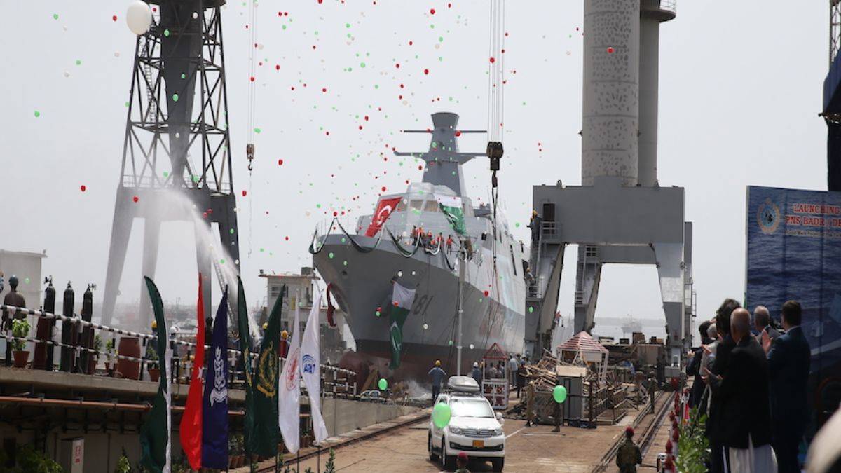 Pakistan MİLGEM Projesi'nin üçüncü gemisi Badr suyla buluştu