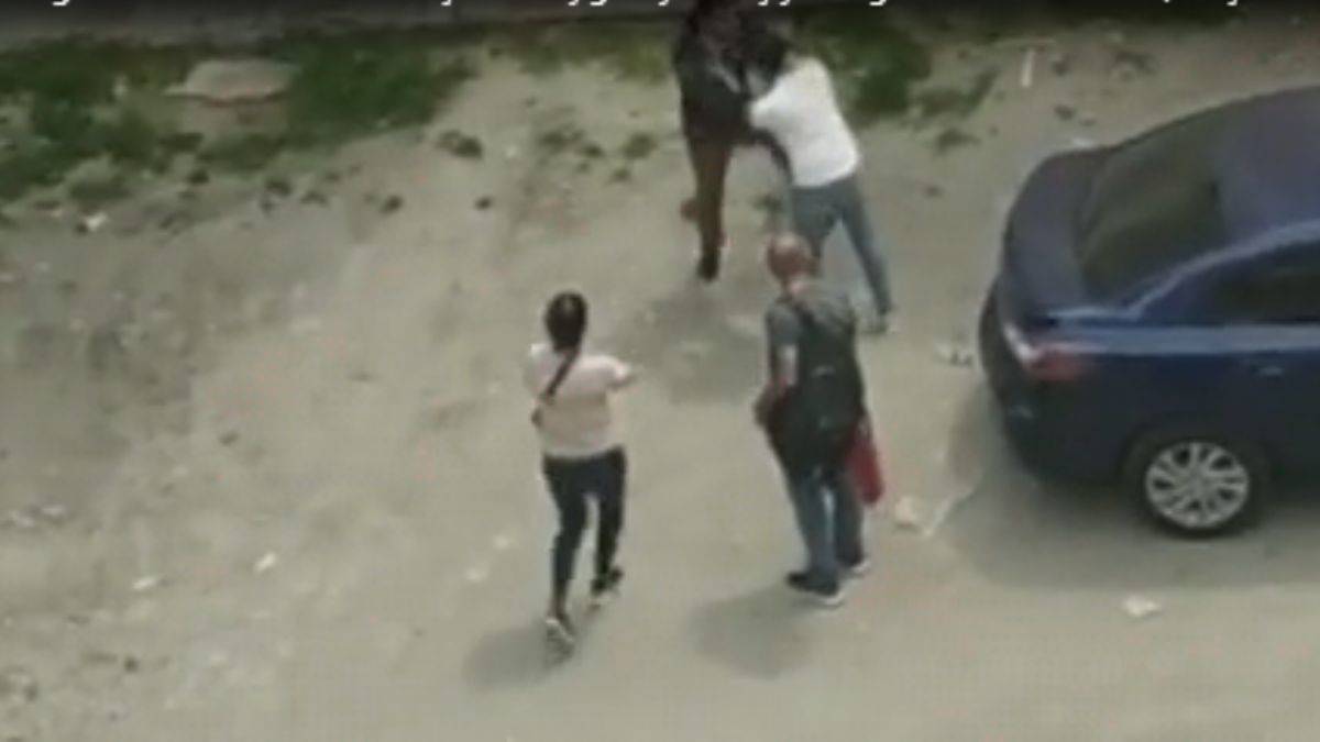 Bağcılar'da kadını dövene engel olmak istediler başlarına gelmeyen kalmadı